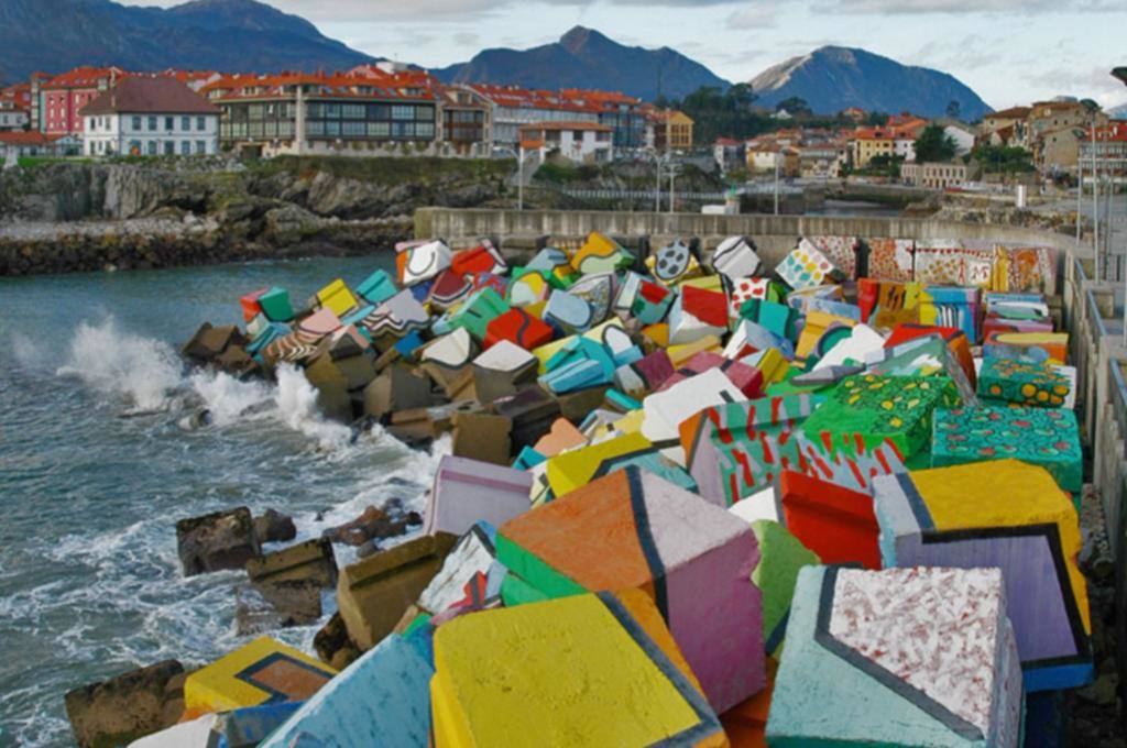 Llanes; con un impresionante casco histórico, tradición marinera, etnografía, folclore, gastronomía, playas y montañas que miran a los picos de Europa 