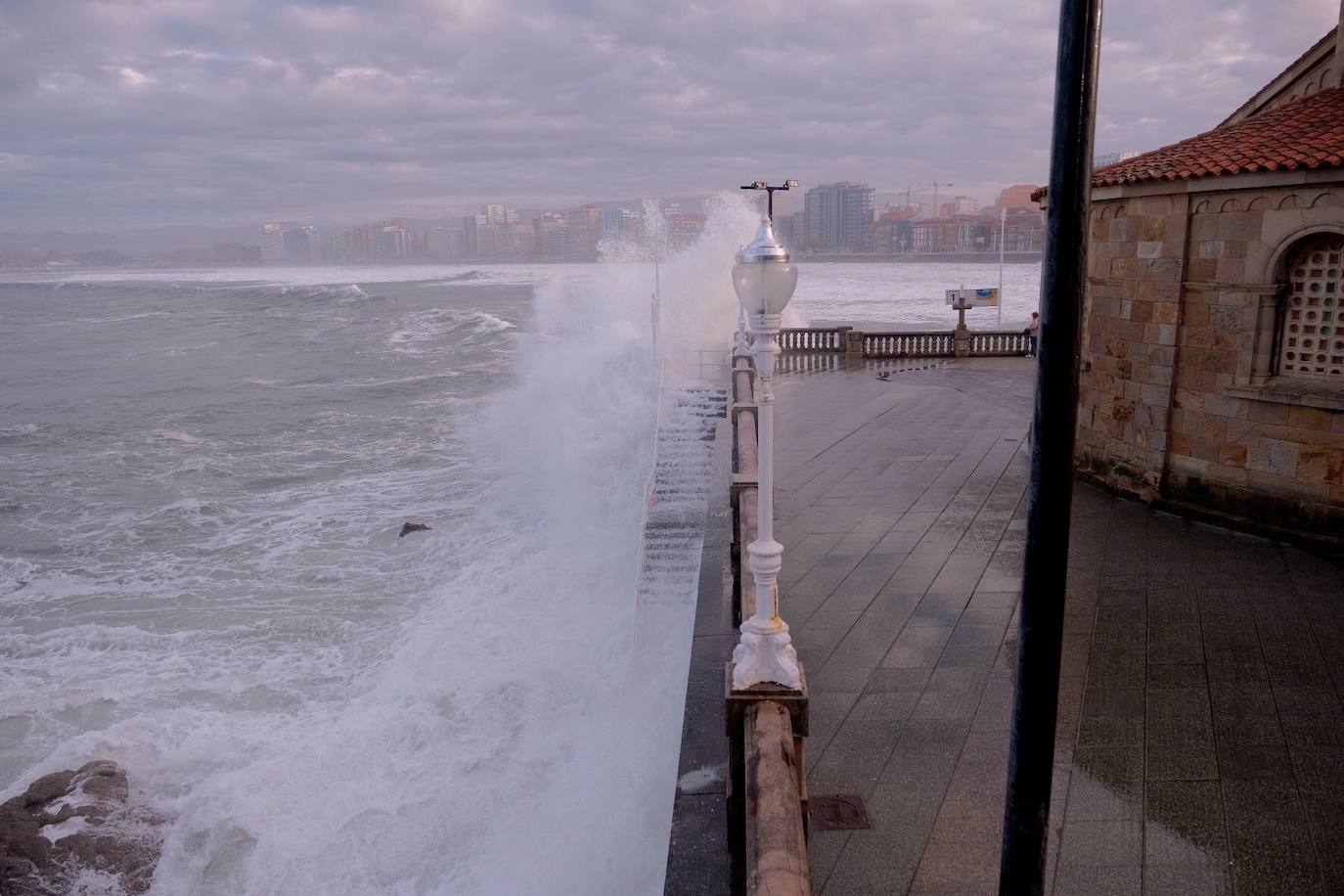 Fotos: El fuerte oleaje deja olas de hasta 8 metros en Asturias