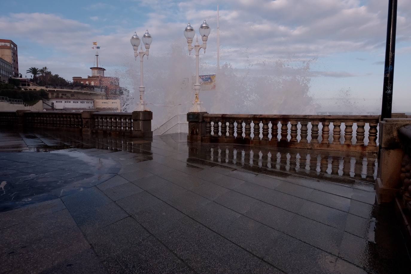 Fotos: El fuerte oleaje deja olas de hasta 8 metros en Asturias