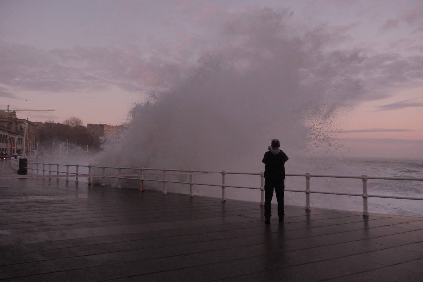 Fotos: El fuerte oleaje deja olas de hasta 8 metros en Asturias
