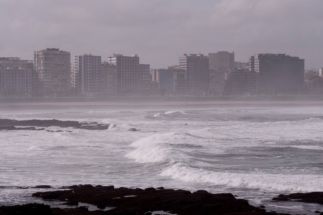 Fotos: El fuerte oleaje deja olas de hasta 8 metros en Asturias
