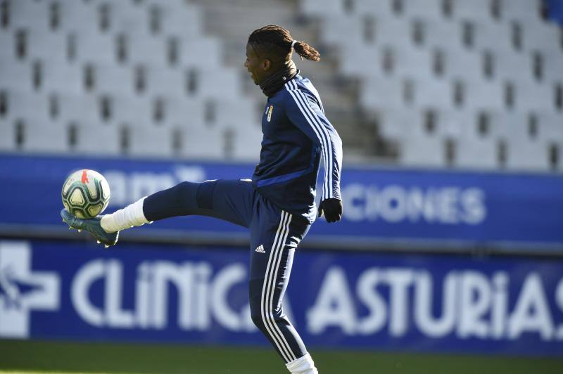 Los jugadores del Real Oviedo han preparado este jueves el encuentro del próximo sábado ante el Alcorcón en el estadio Carlos Tartiere. 