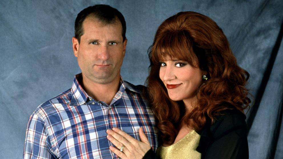 'MATRIMONIO CON HIJOS' | Esta serie emitió 11 temporadas y 263 episodios. Protagonizada por Ed O'Neill, Katey Sagal y Amanda Bearse, entre otros, la ficción describe la vida de los Bundy, una familia disfuncional que vive en Chicago, Illinois, conformada por Al, Peggy, Kelly, Bud y Buck, su perro. Se parodiaba la familia norteamericana de los años 80: un marido al que poco le importaba su familia; la señora, una impulsiva compradora; la hija, que era el estereotipo de "rubia sexy y tonta"; y el hijo, un perdedor que busca ser atractivo.