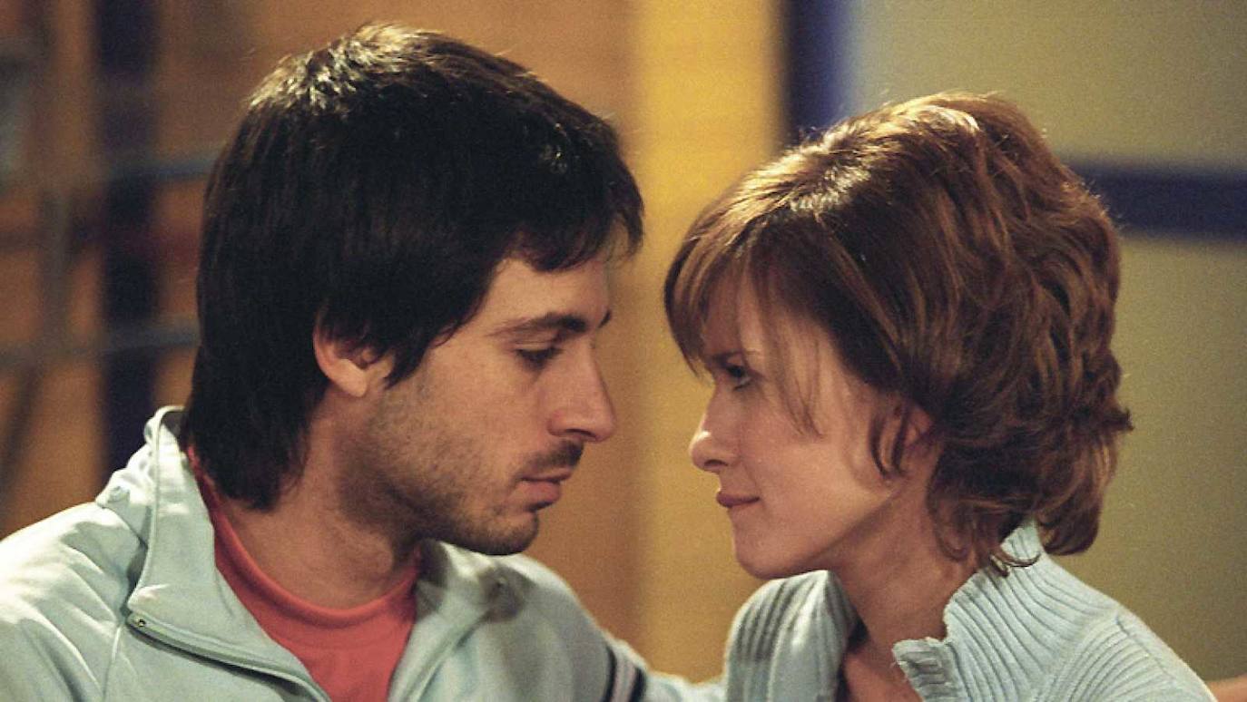 'PACO Y VEVA' | Paco y Veva fue una serie de televisión protagonizada por Hugo Silva y Elena Ballesteros. Emitida en La 1 durante 2004, la ficción contiene dos temporadas de nueve capítulos cada una. Paco y Veva son una pareja de distinta clase social a la que su familia intenta separar.