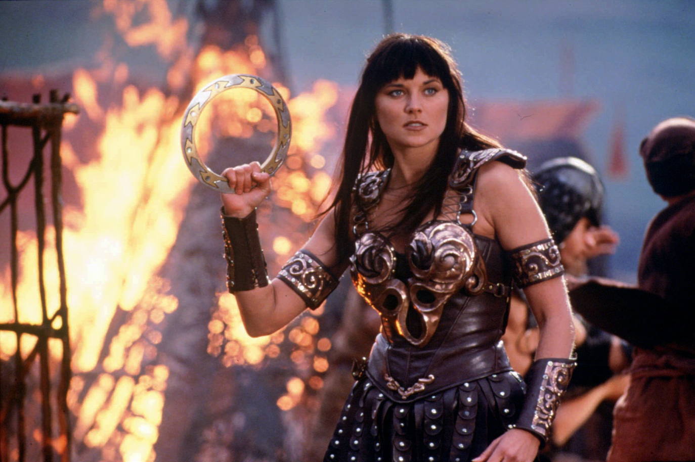 'XENA: LA PRINCESA GUERRERA' | En sus seis temporadas y 134 episodios, esta coproducción entre Nueva Zelanda y Estados Unidos conquistó los corazones de todo el planeta. Ambientada en la Antigua Grecia, la ficción se centraba en la historia de la heroína Xena, –némesis de Hércules–, y de su gran amiga, Gabrielle. En concreto, en las peripecias de ambas por ayudar a todo aquel que lo necesitaba.