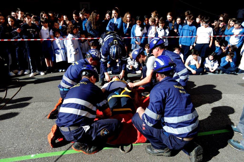 La Brigada Minera ha acudido este jueves al Colegio Nazaret de Oviedo para mostrar a los alumnos el trabajo que realizan. Los miembros del cuerpo simularon un descenso en tirolina con la colaboración de uno de los estudiantes.