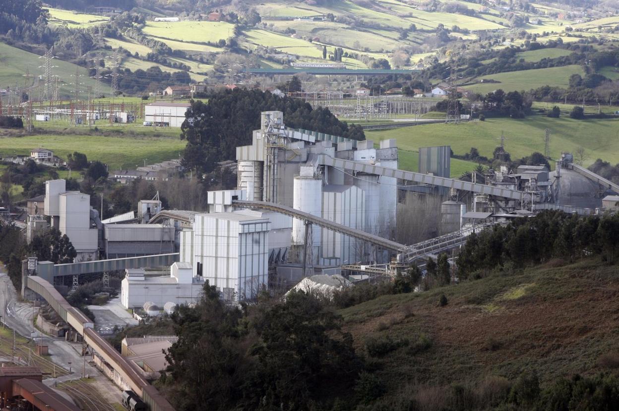 Instalaciones de la planta cementera de Tudela Veguín, en Aboño. 