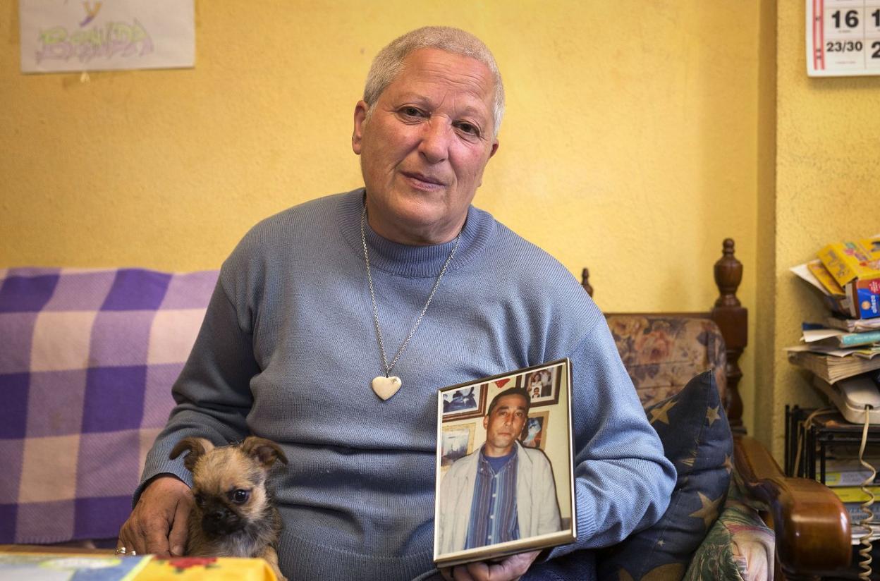 Arriba, Rosa Riesco sostiene la foto de su hijo, en su casa de La Calzada. Abajo, un cajero con la imagen de Pedro Matías. 