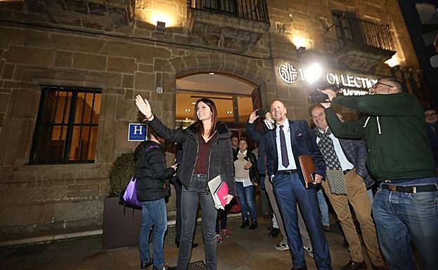 Cristina Seguí saluda a las puertas del hotel avilesino.