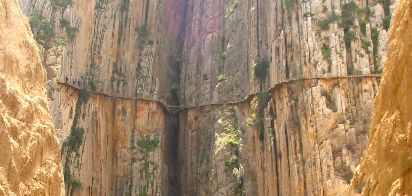 El Caminito del Rey (Málaga) | Esta pasarela no es apta para todas aquellas personas con vértigo ya que, además, hay tramos donde la anchura para pasar no supera el metro.