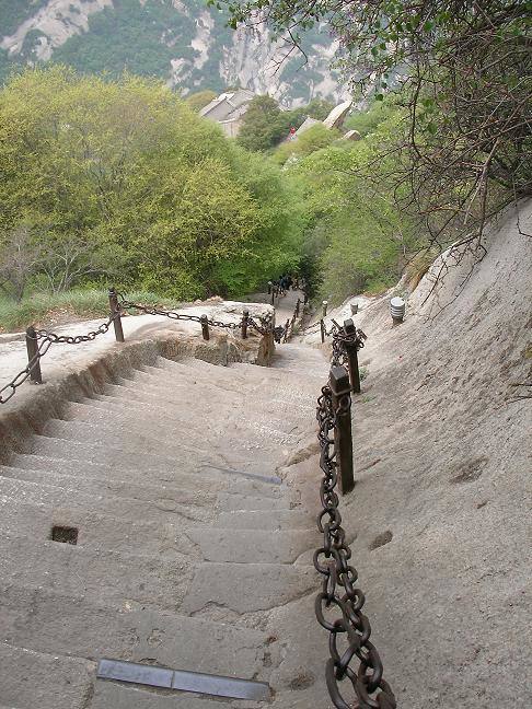 Monte Hua (China) | La montaña tiene un templo taoísta en una de sus cimas y actualmente es visitable por turistas y es famosa por la peligrosidad de su ascenso.