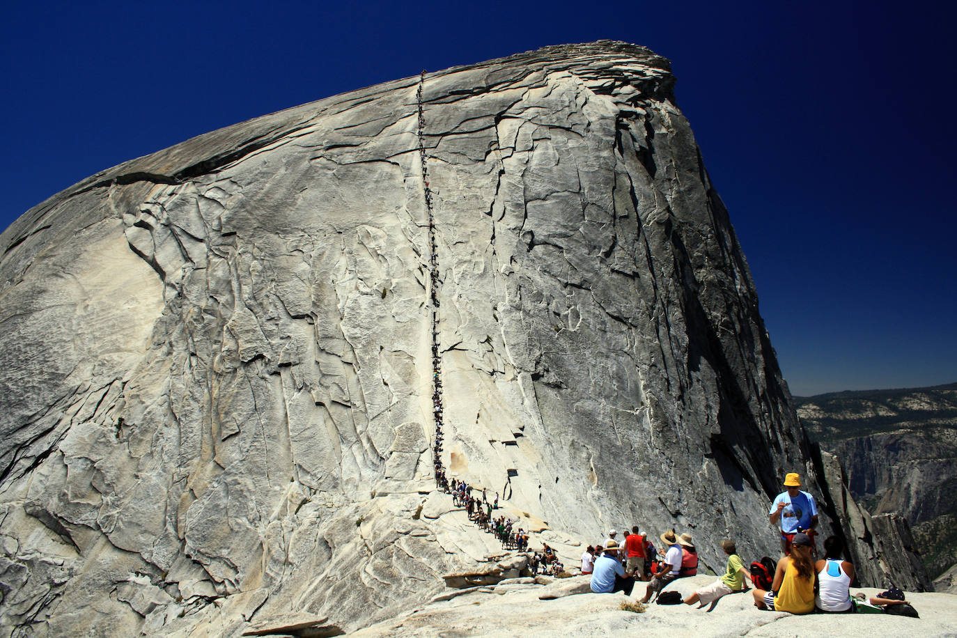 14.- Half Dome (Parque Nacional de Yosemite, California) | El Half Dome es un domo granítico situado en el extremo oriental del valle de Yosemite. Es uno de sus lugares más icónicos y todo un reto para escalar.