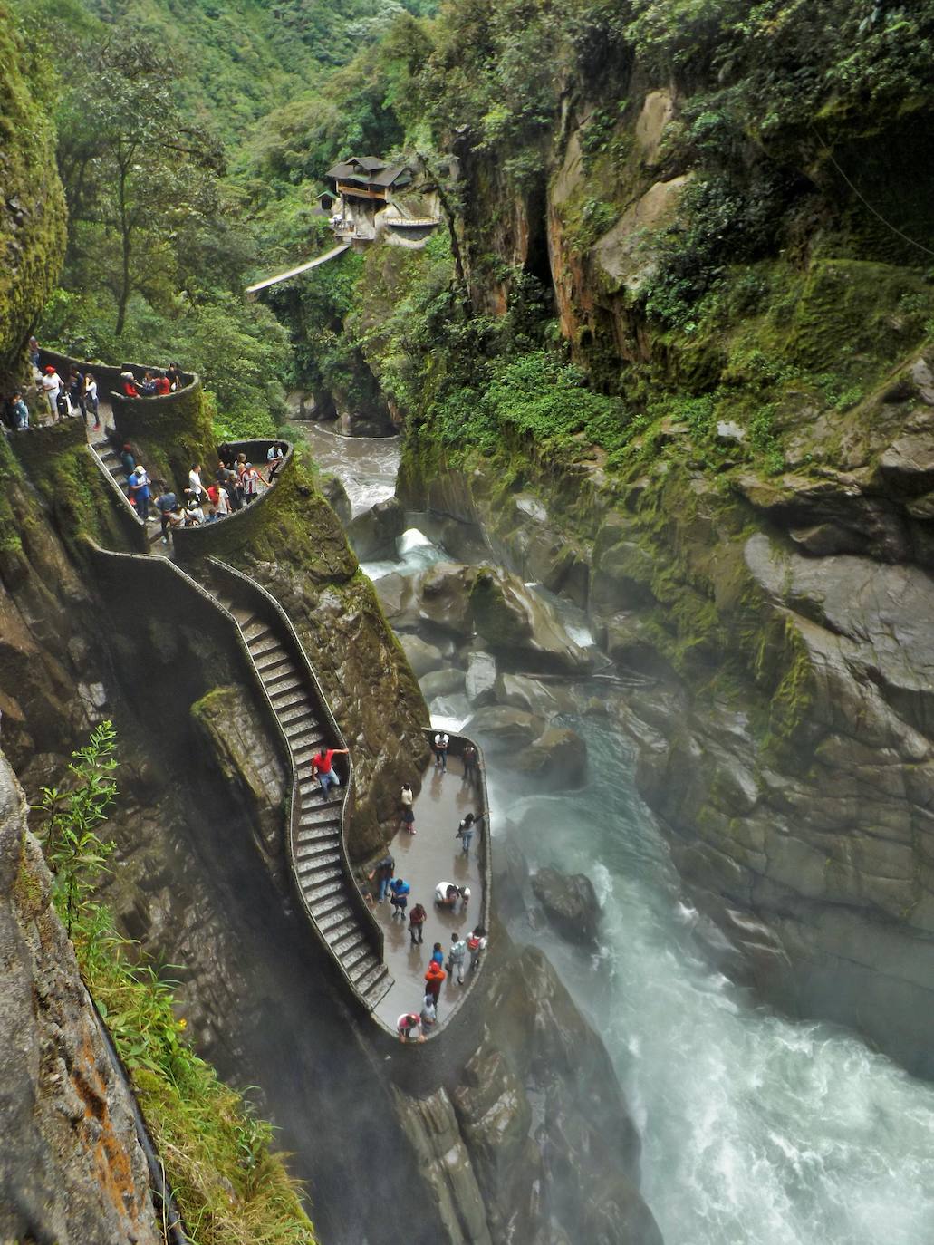 Pailón del Diablo (Ecuador) | Hay que extremar el cuidado cuando se acceda por ellas, ya que al encontrarse en un ambiente húmedo pueden estar muy resbaladizas.