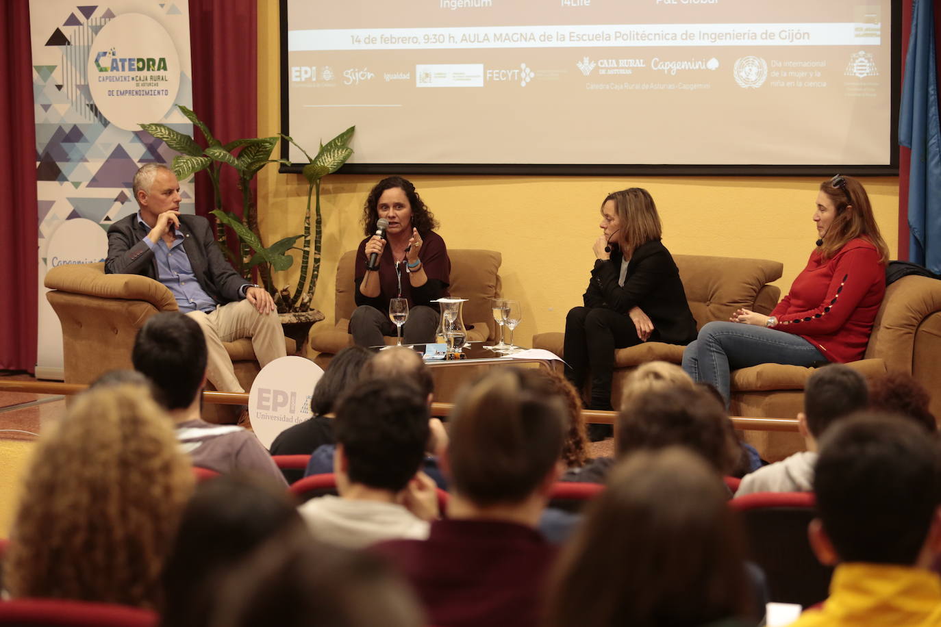 La alcaldesa de Gijón, Ana González, ha acudido a la inauguración de las Jornadas por el Día Internacional de la Mujer y la Niña en la Ciencia, que se celebran en la Escuela Politécnica de Ingenieros. 