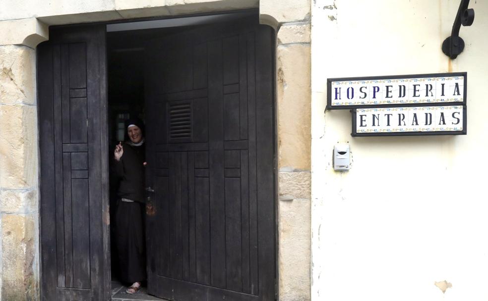 La hermana Fátima, a la entrada del monasterio de Valdediós, ayer por la tarde, después de anunciarse oficialmente su marcha. 