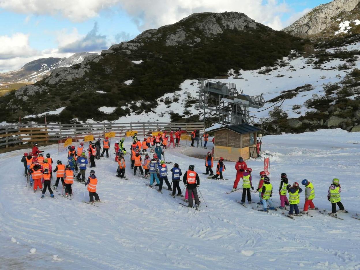 Escolares, en la Semana Blanca en Fuentes de Invierno. 