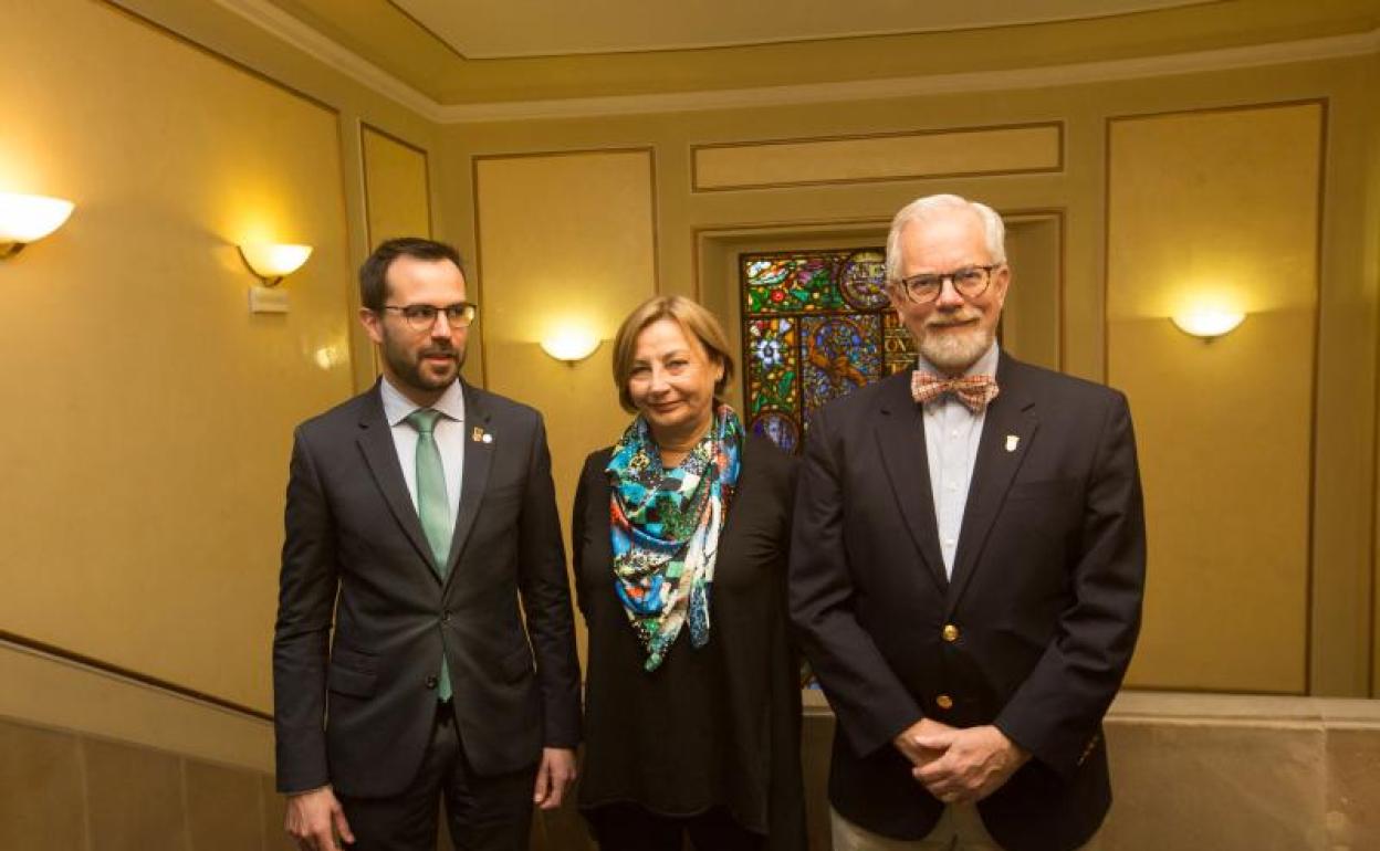 Héctor Pons, Mariví Monteserín y Tracy W. Upchurch, alcaldes de Mahon, Avilés y San Agustín de la Florida, respectivamente. 