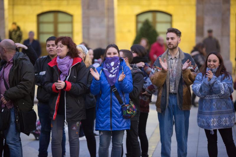 Fotos: Protesta en el acto de la escritora Cristina Seguí