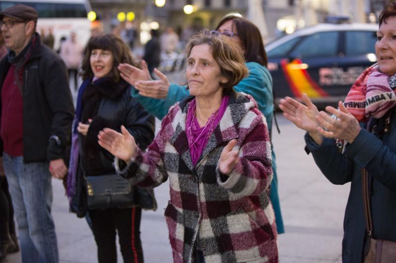 Fotos: Protesta en el acto de la escritora Cristina Seguí