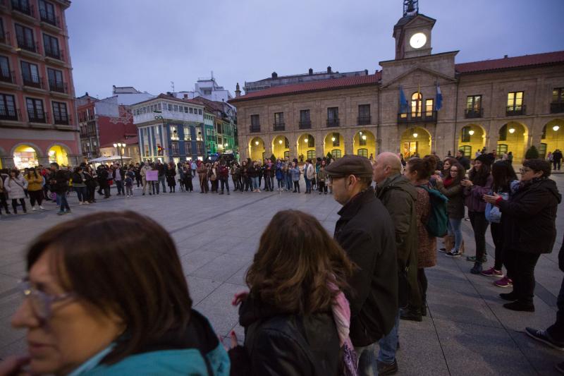 Fotos: Protesta en el acto de la escritora Cristina Seguí