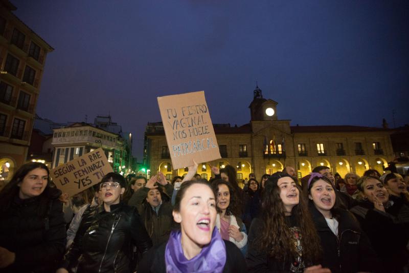 Fotos: Protesta en el acto de la escritora Cristina Seguí