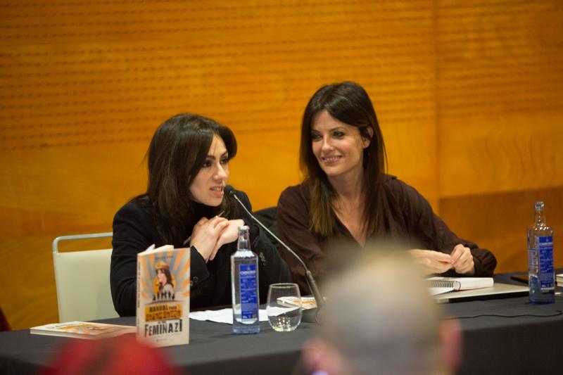 Fotos: Protesta en el acto de la escritora Cristina Seguí