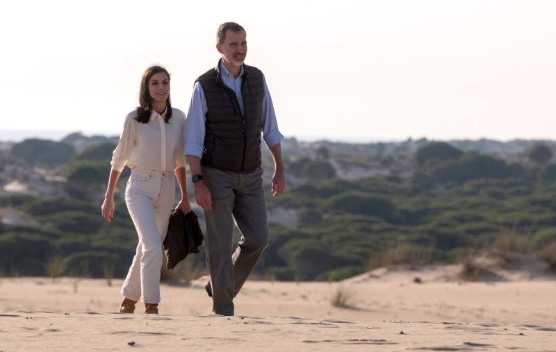 Los Reyes de España, Felipe VI y Doña Letizia, han presidido este viernes en el teatro Salvador Távora de Almonte (Huelva) el congreso científico de clausura de la conmemoración del 50 aniversario del Parque Nacional de Doñana. 