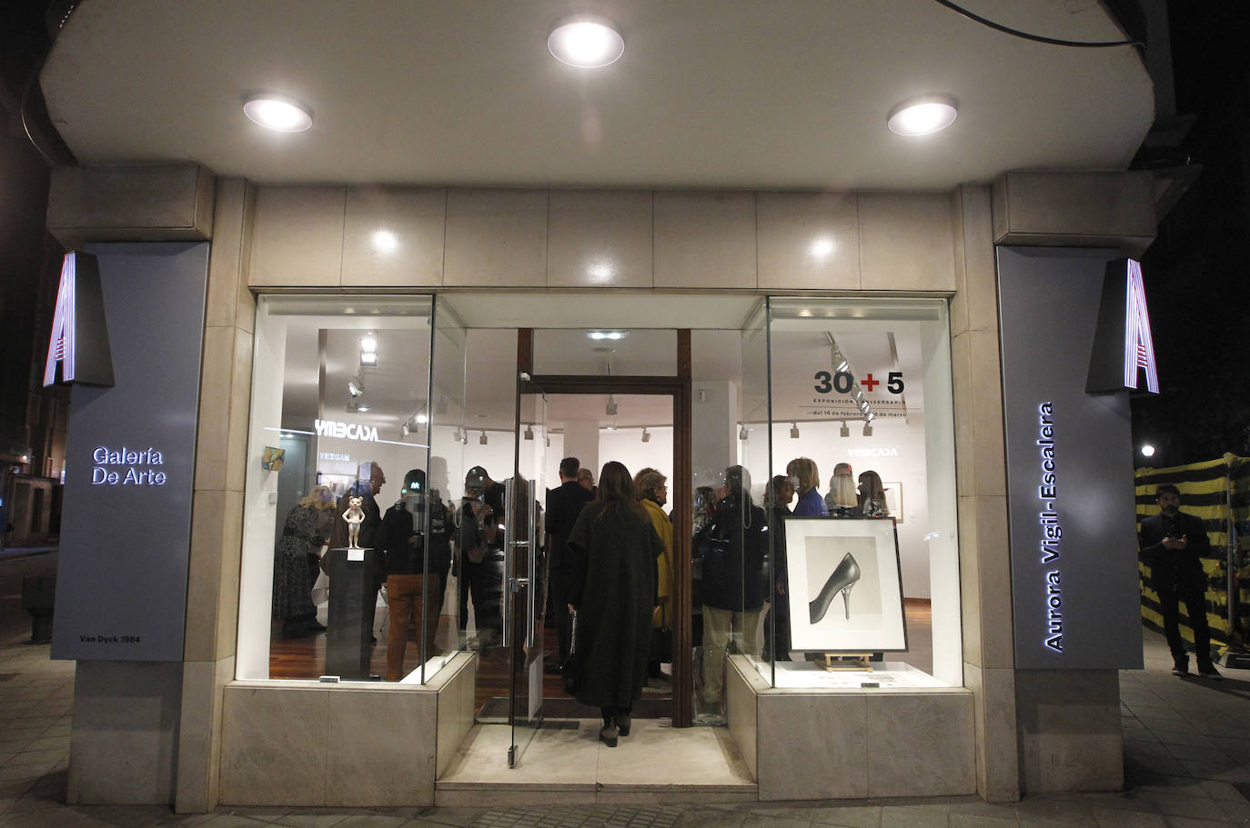 La galerista inaugura la exposición con la que celebra su aniversario