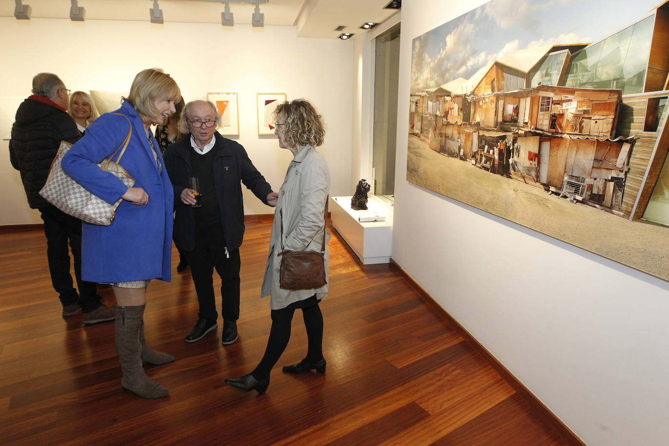 La galerista inaugura la exposición con la que celebra su aniversario