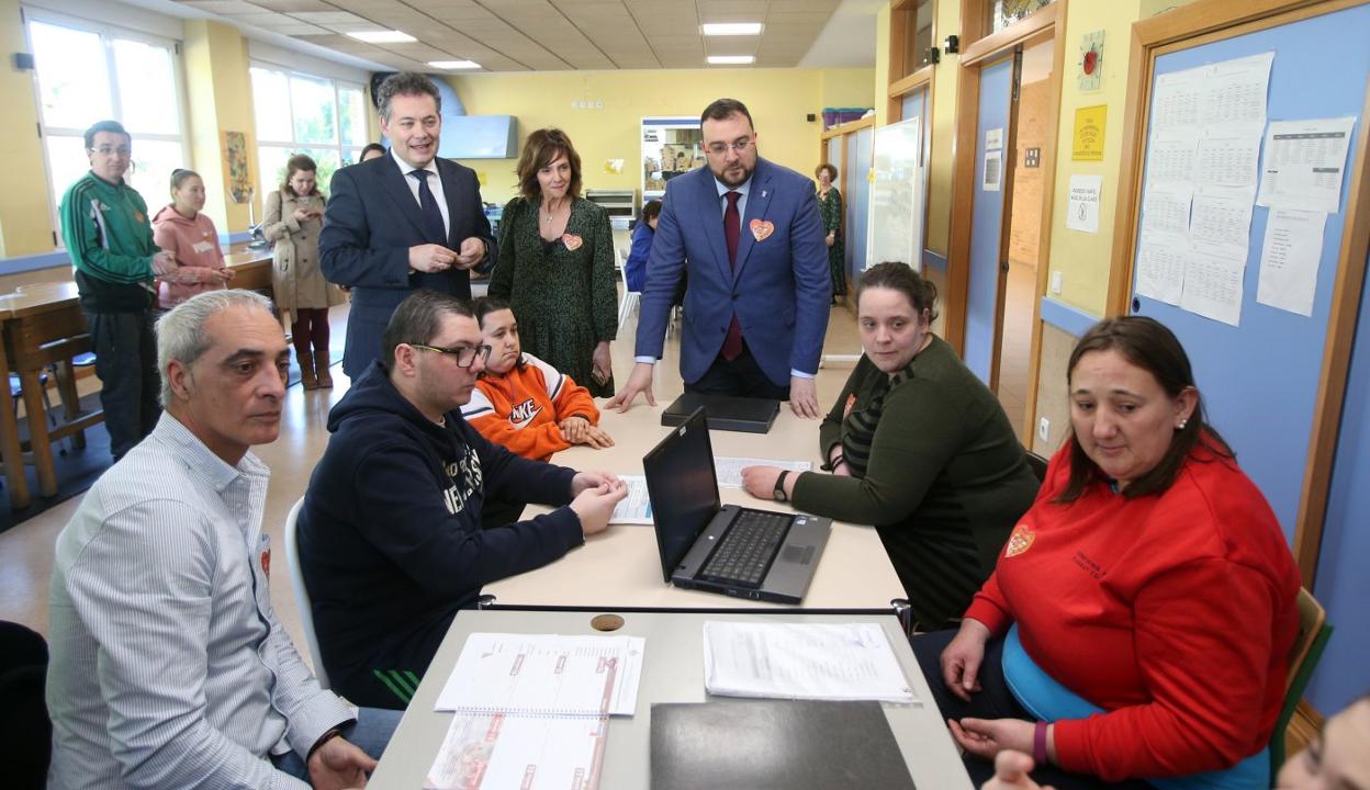 Adrían Barbón junto a Adolfo Rivas durante la visita a las instalaciones a la Fundación Vinjoy. 