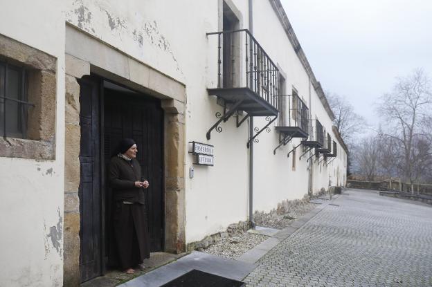 Una de las religiosas, a la entrada del monasterio de Valdediós tras anunciarse su marcha. 