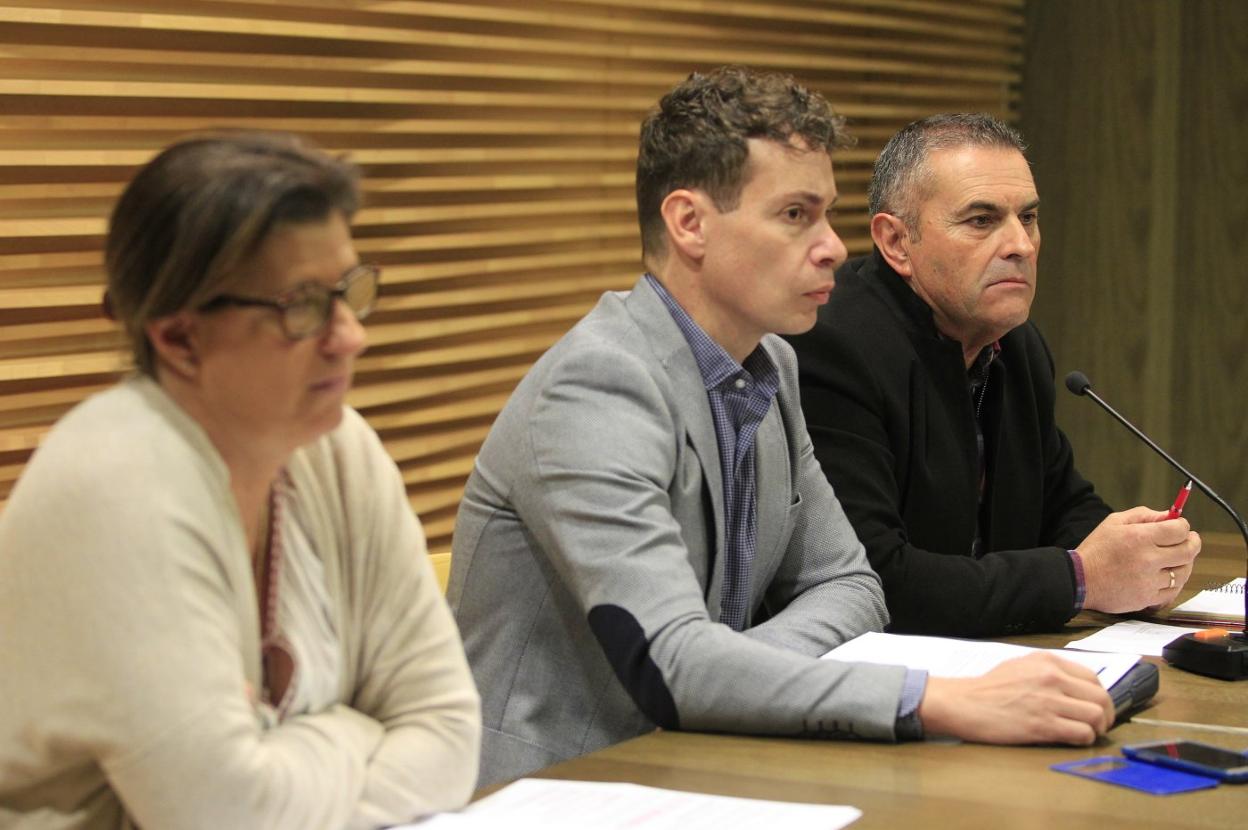 Carolina Morilla, Mario Rivas y Maximino García, ayer, durante la rueda de prensa ofrecida en la sede de Acom. 