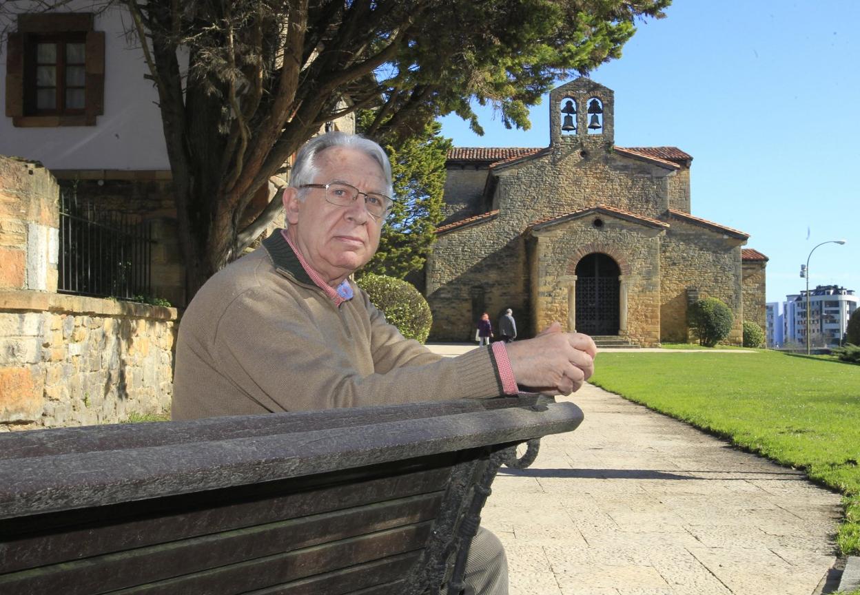 El párroco de San Julián de los Prados, Jesús Rodríguez de la Vega, con el templo prerrománico al fondo. 