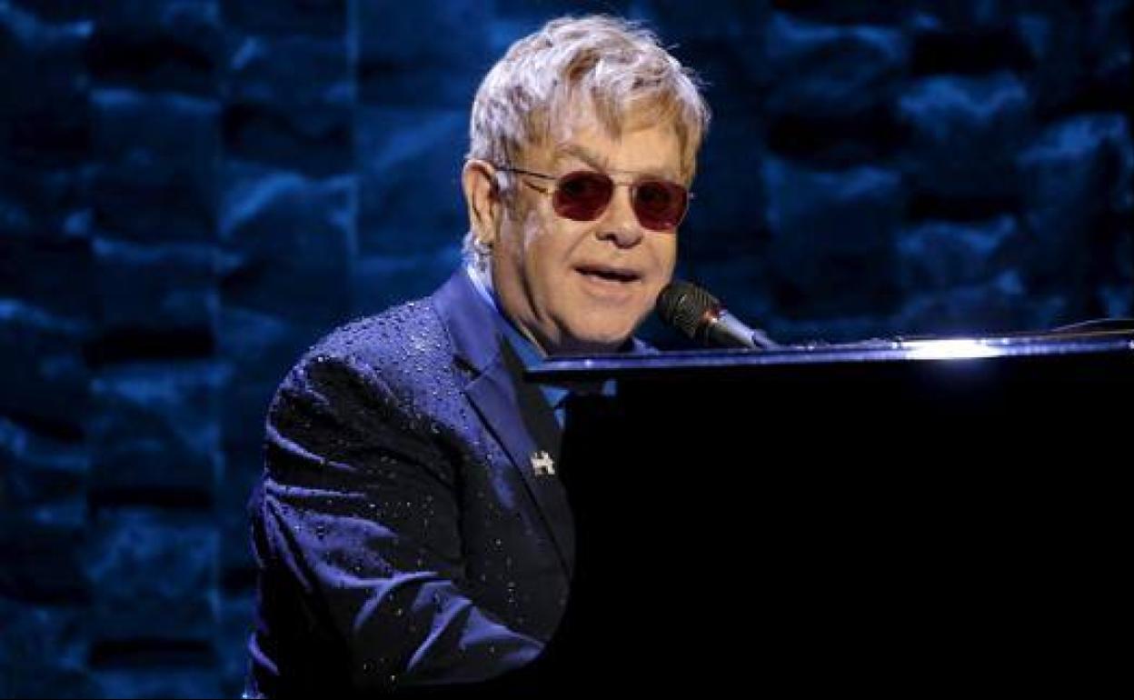 Elton John se queda sin voz en pleno concierto y lo abandona entre lágrimas