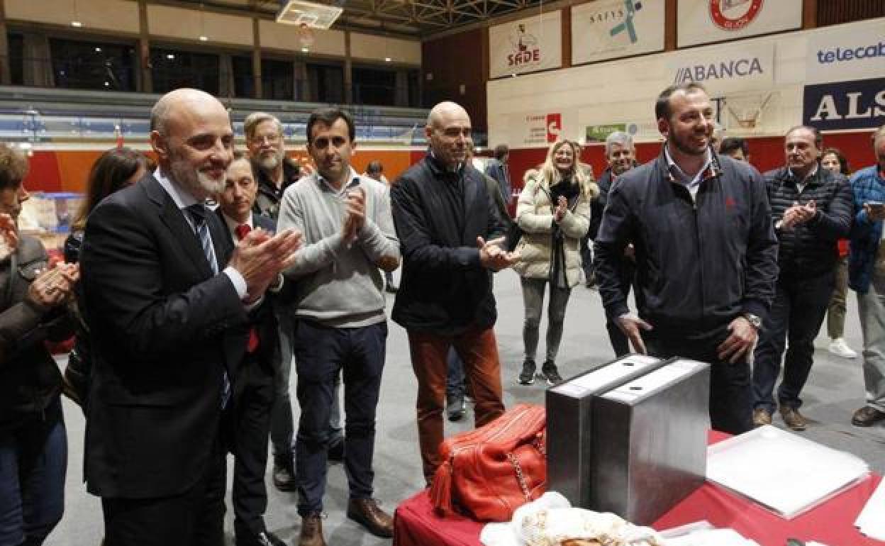 Antonio Corripio celebra la victoria con sus compañeros de candidatura. A la derecha, Pablo Jove.