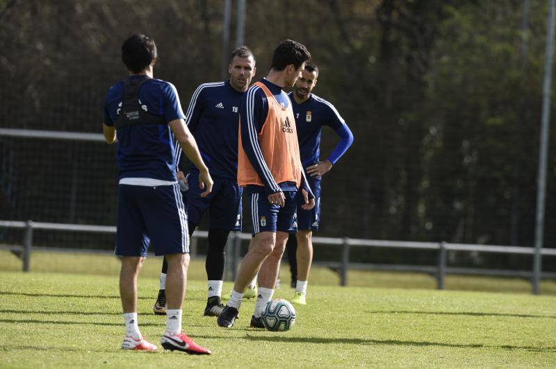 Los jugadores del Real Oviedo han entrenado este lunes después de la derrota del pasado fin de semana contra el Alcorcón. 