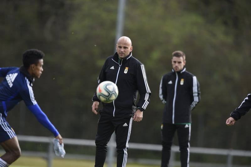 Los jugadores del Real Oviedo han entrenado este lunes después de la derrota del pasado fin de semana contra el Alcorcón. 