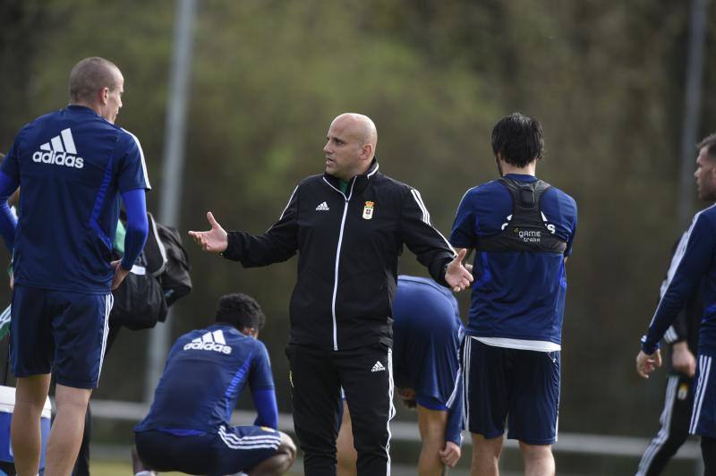 Los jugadores del Real Oviedo han entrenado este lunes después de la derrota del pasado fin de semana contra el Alcorcón. 