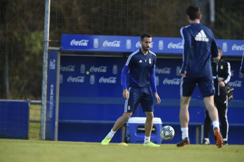 Los jugadores del Real Oviedo han entrenado este lunes después de la derrota del pasado fin de semana contra el Alcorcón. 