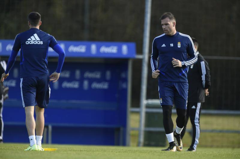 Los jugadores del Real Oviedo han entrenado este lunes después de la derrota del pasado fin de semana contra el Alcorcón. 