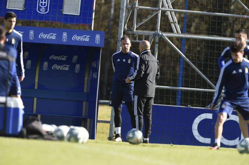 Los jugadores del Real Oviedo han entrenado este lunes después de la derrota del pasado fin de semana contra el Alcorcón. 