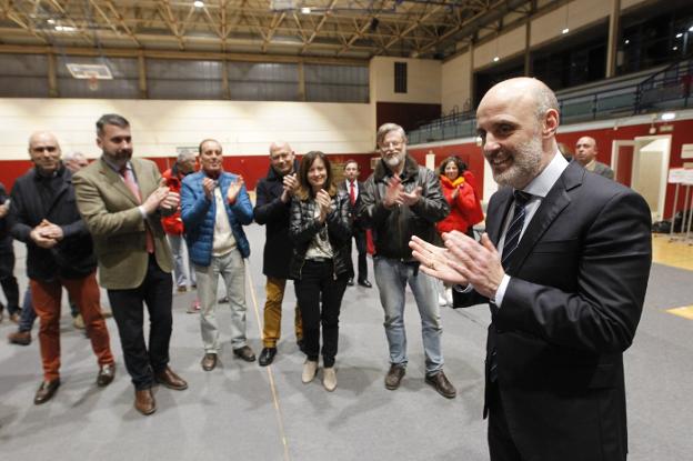 Antonio Corripio recibe el aplauso de su junta directiva después de conocer el resultado de las elecciones de ayer. 