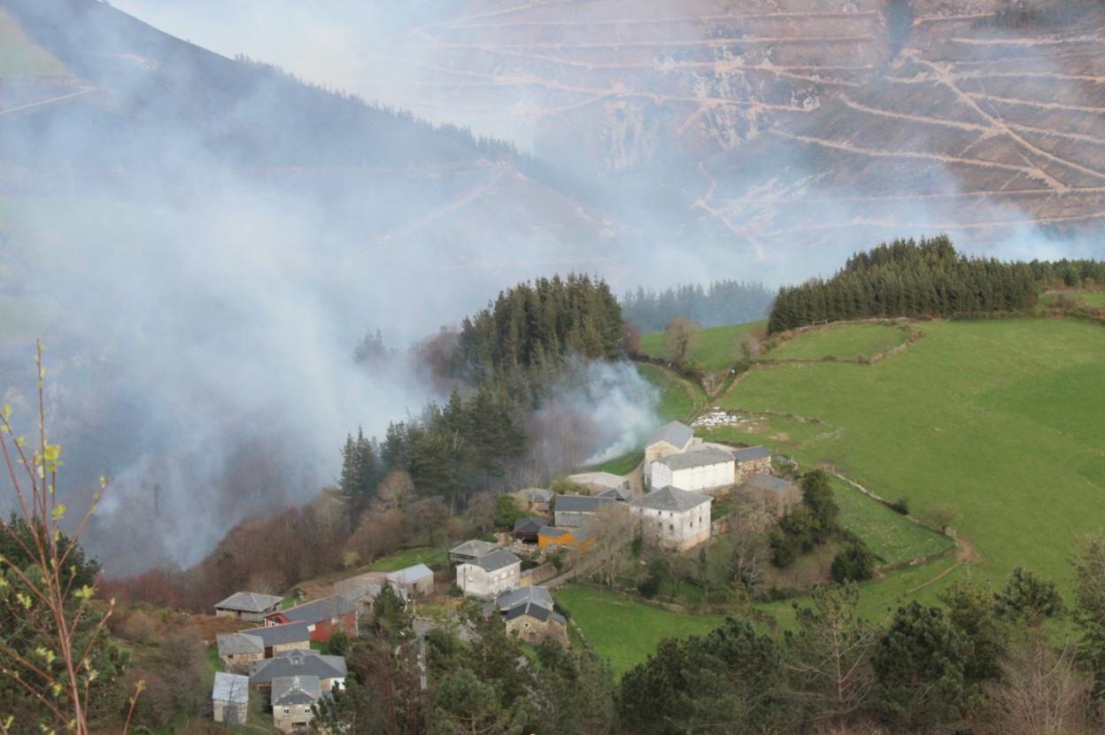 El humo del foco activo en Burgazal, Tineo. 