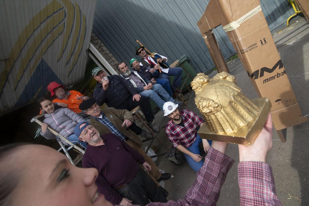 La Cofradía del Santo Entierro veneró ayer a La Monstrua con las peñas antroxeras. 