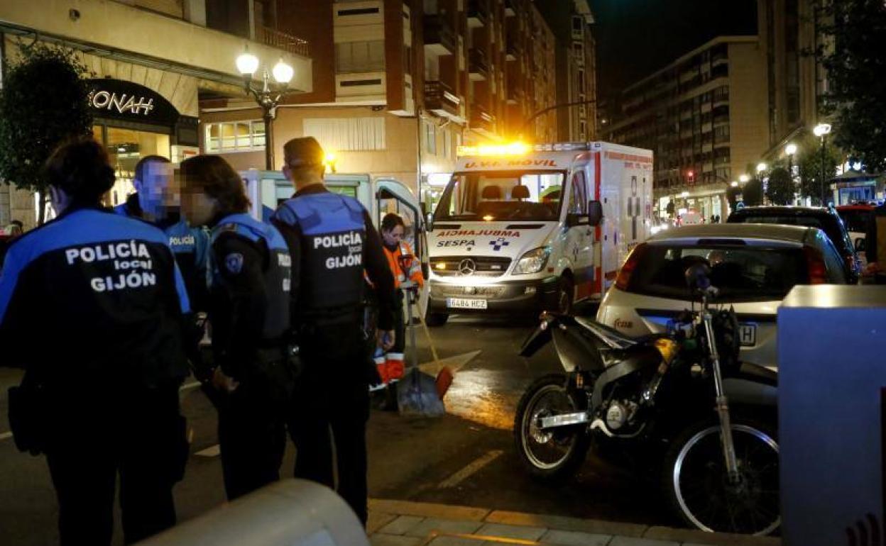 Heridos graves un motorista y una mujer tras un accidente en Gijón