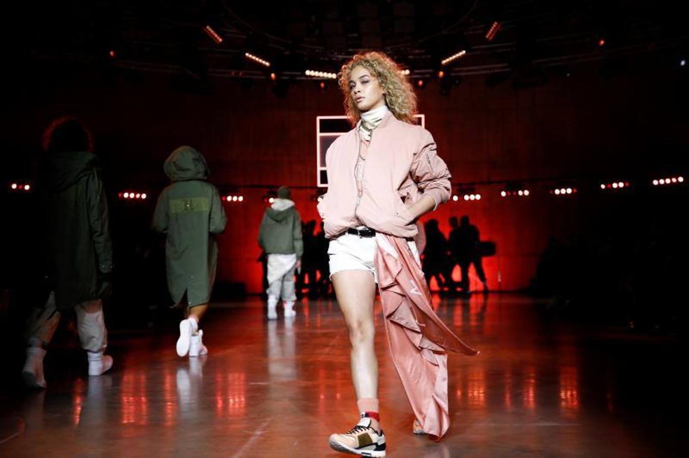 Fotos: Diversidad y moda sostenible en el desfile de Tommy Hilfiger