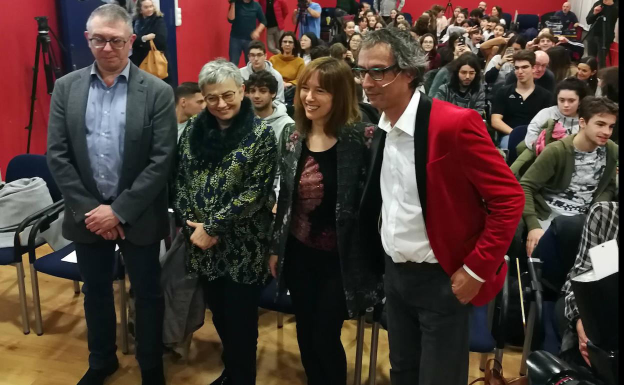 Ana González y Ana Cárcaba, durante el acto en el IES Mata-Jove.