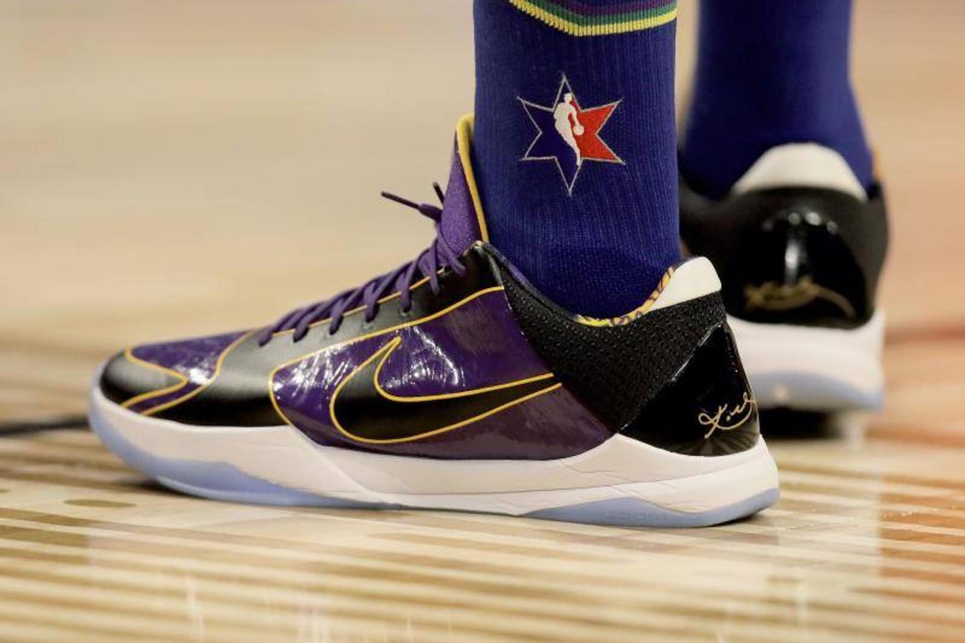 Esta edición de la NBA All-Star nos ha dejado algunas de las zapatillas deportivas más espectaculares de la temporada. Estampados, mezcla de colores llamativos, colores neón, diseños clásicos, dorados y muchos homenajes a Kobe Bryant y su hija Gianna. Repasamos algunos de los mejores diseños vistos este pasado fin de semana durante uno de los mejores eventos deportivos del año.