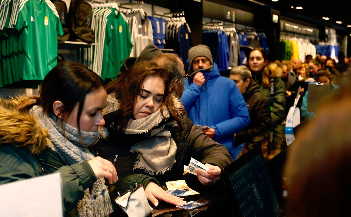 Pese a la crisis de resultados, los aficionados azules siguen apoyando a su equipo jornada a jornada. Este martes hicieron cola desde primera hora de la mañana en la calle Caveda de la capital para adquirir sus localidades. 