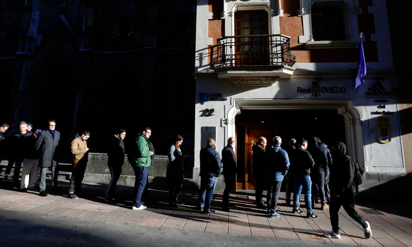 Pese a la crisis de resultados, los aficionados azules siguen apoyando a su equipo jornada a jornada. Este martes hicieron cola desde primera hora de la mañana en la calle Caveda de la capital para adquirir sus localidades. 